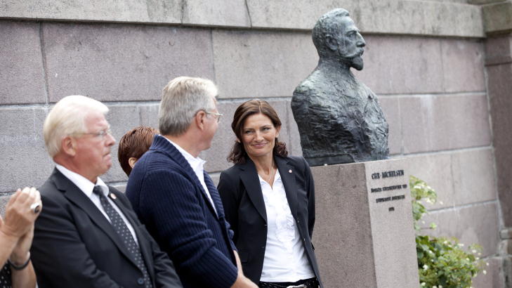FOKUS P� DEMOKRATI: Et av gjennomgangstemaene i appellene utenfor Stortinget var at fokuset p� demokrati og en verdig valgkamp.

L�rdag formiddag var det felles valgkamp�pning for Oslo-partiene utenfor Stortinget. Flere hundre mennesker hadde m�tt opp p� �pningen. 
 
Foto: Sara Johannessen / Scanpix