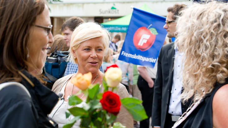 �PNET VALGKAMPEN: Siv Jensen snakker med velgere i Sandnes Sentrum.
Foto: Kent Skibstad/Scanpix