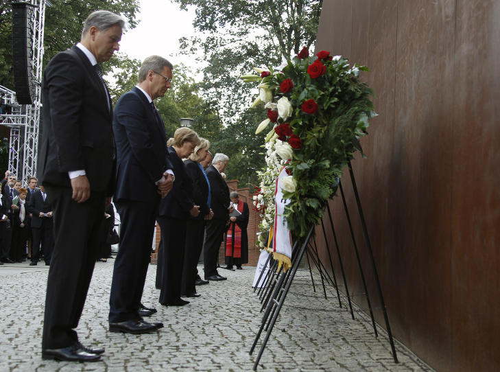 HEDRET: Angela Merkel og flere h�ytst�ende i det tyske embedsverket hedret ofrene for Berlin-muren.  Foto:  Reuters.