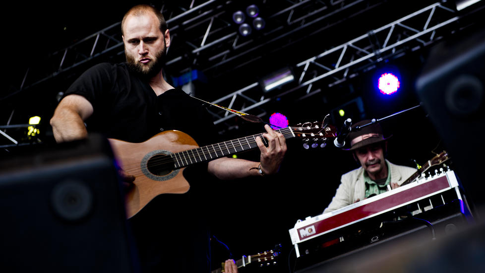 HEIDERSMANN: Stein Torleif Bjella p� �yafestivalens siste dag. Her sammen med HP Gundersen i bakgrunnen. Foto: H�kon Eikesdal / DAGBLADET