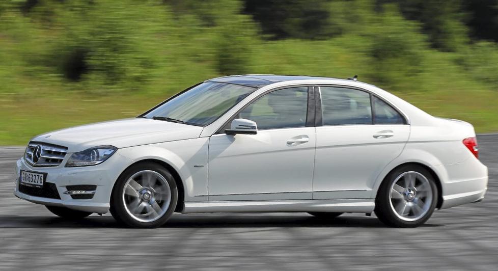 SPORTSLIG: Med AMG-pakke og frisk bensinmotor, frir Mercedes C 180 CGI til de kj�reglade blant oss. FOTO: Terje Bj�rnsen