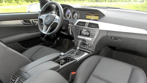 TRIVELIG: Oppgraderingen av Mercedes C-klasse gir seg utslag i et hyggeligere og penere interi�r. FOTO: Terje Bj�rnsen