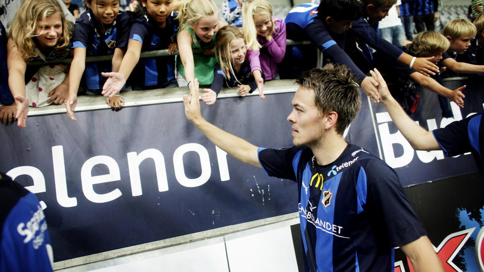 BANEBYTTE? Palmi Rafn Palmason og Stab�k-spillerne kan bli sendt tilbake til gamlebanen neste sesong. Her feirer islendingen 2-0 mot Godset i Fornebu Arena l�rdag. Foto: Marius Knutsen / SCANPIX
