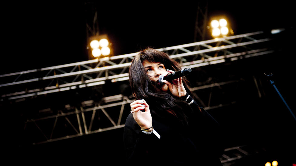 I OSLOSOLA: Maria Mena spilte i kveldssola p� �yafestivalen. Foto: H�kon Eikesdal, Dagbladet