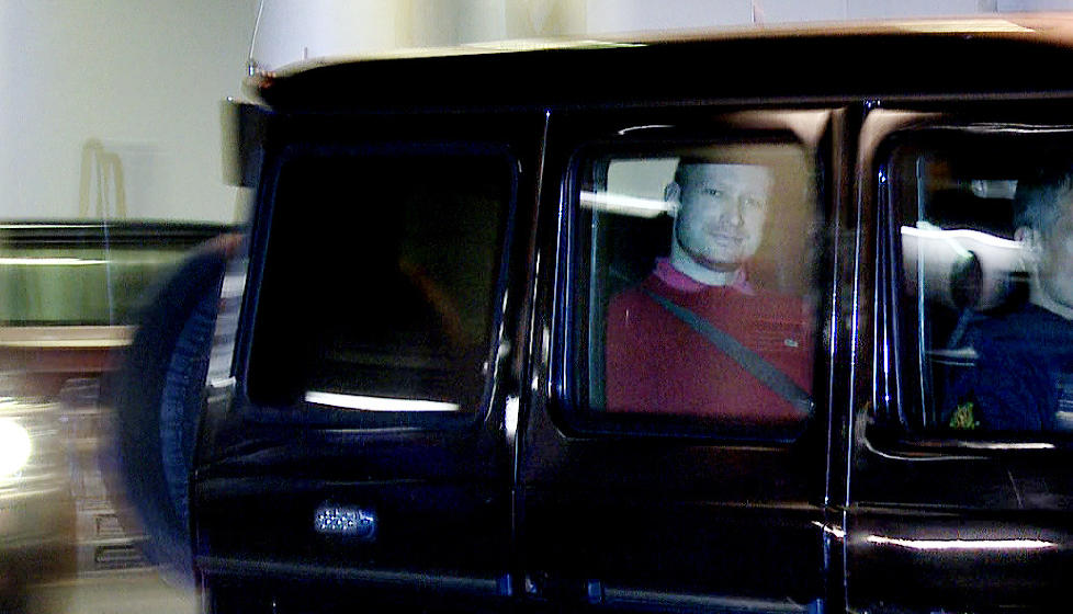 TILBAKE P� �STEDET:  Anders Behring Breivik var tilbake p� Ut�ya i dag. Foto: �istein N. Monsen