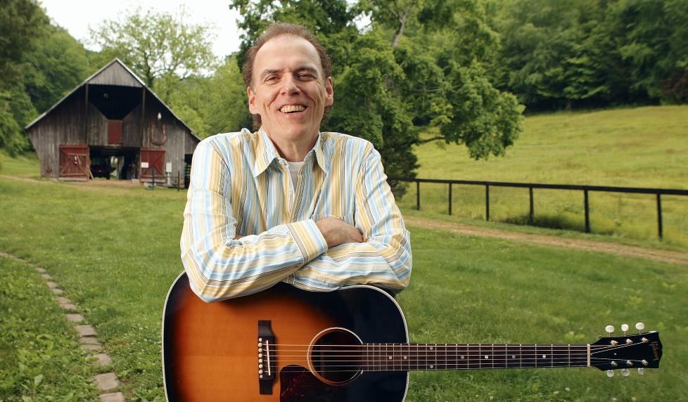 P� DET JEVNE FRA HIATT: Sanger og l�tskriver John Hiatt p� farmen sin i Franklin, Tennessee. Foto: Donn Jones/AP/Scanpix