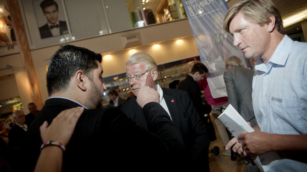 �PNET VALGKAMPEN: Carl I. Hagen �pnet valgkampen p� Stovner Senter, sammen med partifelle Christian Tybring-Gjedde (t.h.). Foto: Anita Arntzen/Dagbladet