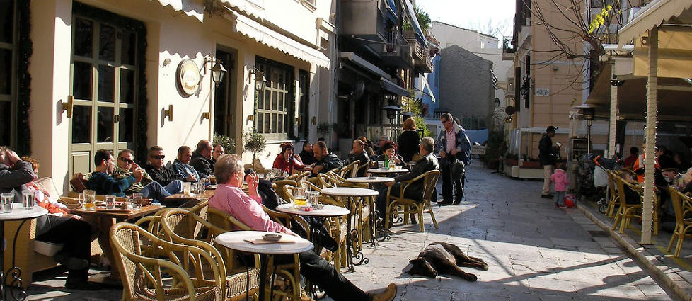 D�SIG ETTERMIDDAG: Akropolis-nabolaget Plak� byr p� trange smug og utend�rskafeer.
Foto: Diana Badi