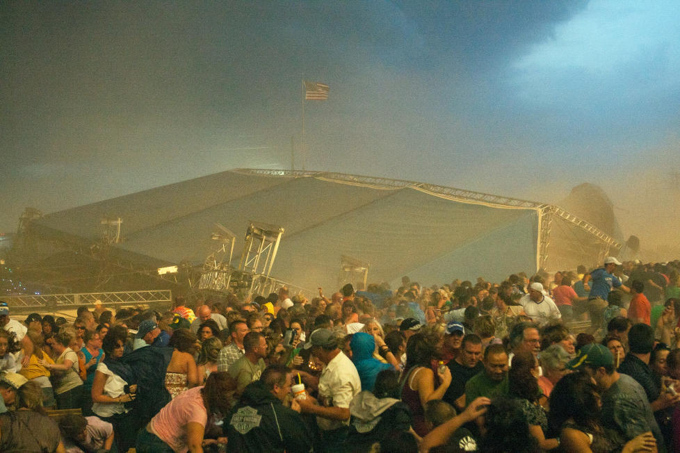 SCENEN KOLLAPSET: Konsertscenen p� en messe i Indiana kollapset p� grunn av voldsom vind. Minst fire personer d�de og 40 ble sendt til sykehus. Foto: Joey Foley/Getty Images/AFP