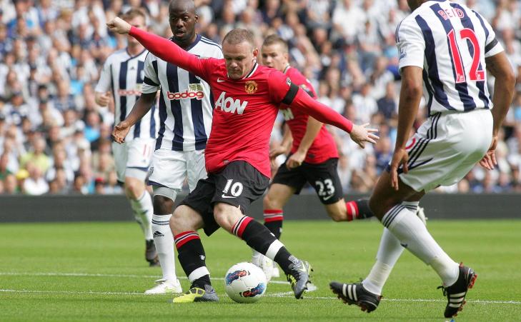 1-0: Wayne Rooney �pnet sesongen med scoring etter et flott United-angrep. Foto:  EPA/LINDSEY PARNABY