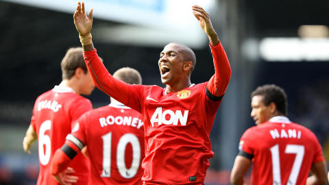 BANENS BESTE: Ashley Young fikk sjampanjeflaska som banens beste spiller. Foto:    (AP PHOTO/Nick Potts/PA Wire)