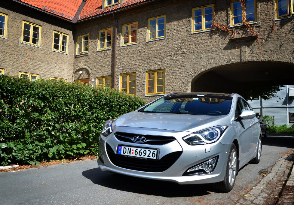 LEKKER: De fleste er enige om at Hyundai har v�rt heldige med utseendet p� sin nye i40. Det beste er at resten av bilen st�r helt i stil. Foto: ANDREAS HANDELAND