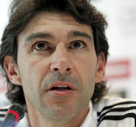 KOM I STEDET FOR MOURINHO: Real Madrids assistant Aitor Karanka stilte opp for pressen etter matchen i g�r. Han mente det ikke var unaturlig at Mourinho uteble, fordi det har ogs� skjedd p� turneen i USA i sommer. Foto: EPA/ZIPI
