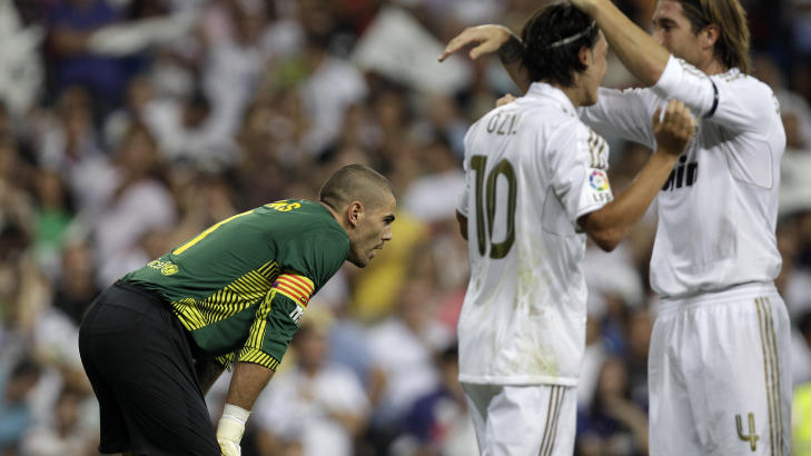 27 M�L F�R AVSPARK: Mesut Ozil scoret Reals f�rste bak keeper Victor Valdes. F�r avspark sto Real med en lang seiersrekke i oppkj�ringskampene. Foto: AP/Paul White