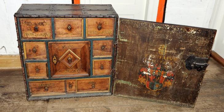 RIGBORGS KISTE: St�r i hallen p� slottet og minner om sin eiers tragiske kj�rlighetshistorie. Foto: Baroniet Rosendal