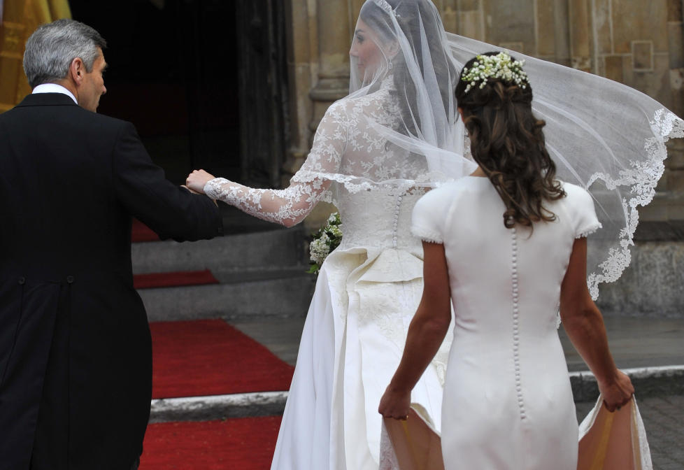 FIKK HJELP?: Eksperter mener Pippa Middleton kan ha f�tt hjelp av spesialundert�y for � fylle den elegante Alexander McQueen-kjolen hun hadde p� seg under s�sterens bryllup i april. Foto: Toby Melville/Reuters/Scanpix