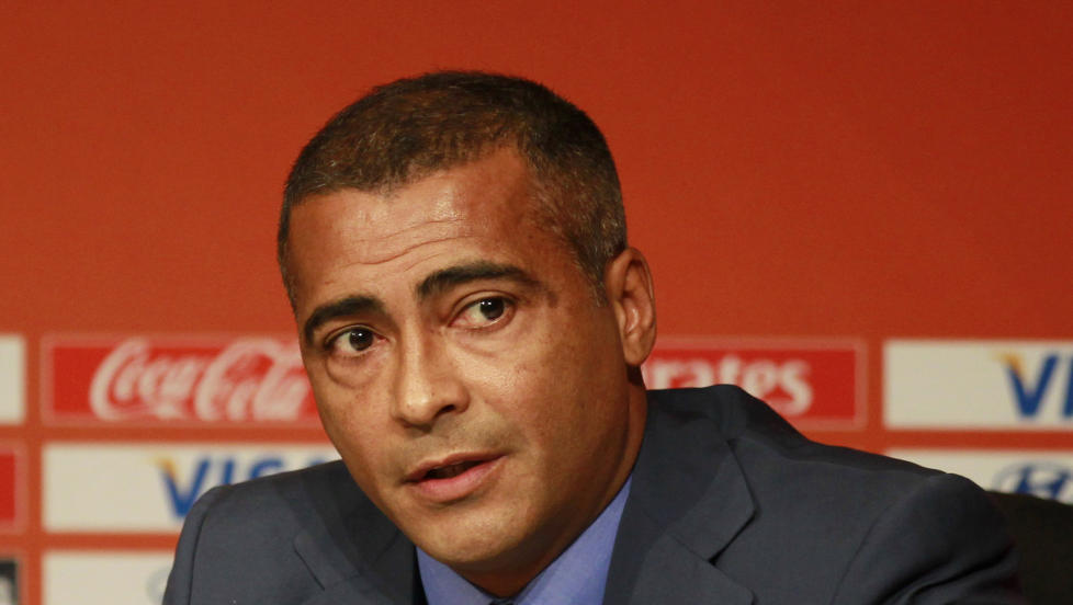 KRITISK: Den tidligere stjernespissen Romario er langt fra optimistisk f�r neste �rs VM i fotball i hjemlandet Brasil.Foto: SCANPIX/AP/Eugene Hoshiko