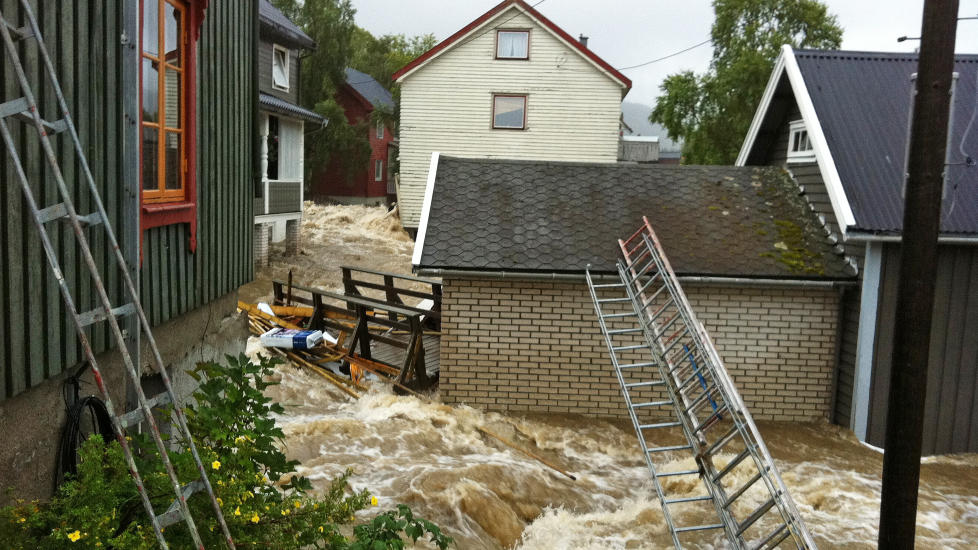 STORE �DELEGGELSER: En rekke bygninger i �len ble hardt skadd da elva Gaula gikk over sine bredder i natt og i dag. Vannet er n� p� vei tilbake. 
Foto: Per Magne Moan / Scanpix