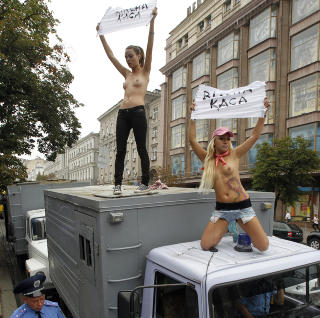 DEMONSTRERER: Foto: Gleb Garanich / Reuters / Scanpix
