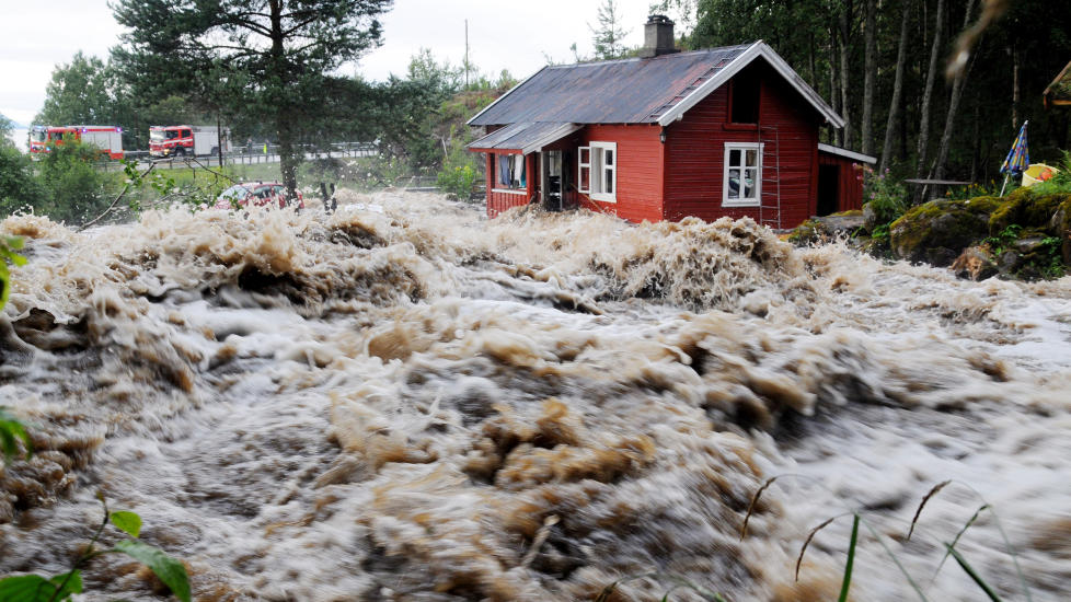 FLOM: 
Tre personer ble evakuert med en gravemaskinsgrabb
 fra en hytte ved Espa i Stange i kveld. B�de veier og jernbanelinjer i s�ndre Hedmark ble stengt p� grunn av ras og store vannmengder mandag ettermiddag. Toglinjen langs Mj�sa kan bli stengt en god stund fremover.
Foto: Jan Erik Heggelund / SCANPIX