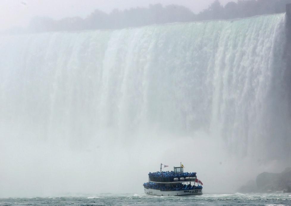 FALT I FOSSEN: En ung japansk kvinne antas � ha druknet etter at hun falt i Niagarafossene i Canada. Under letingen etter kvinnen fant redningsmannskaper levningene av en hittil uidentifisert mann. Arkivfoto: REUTERS