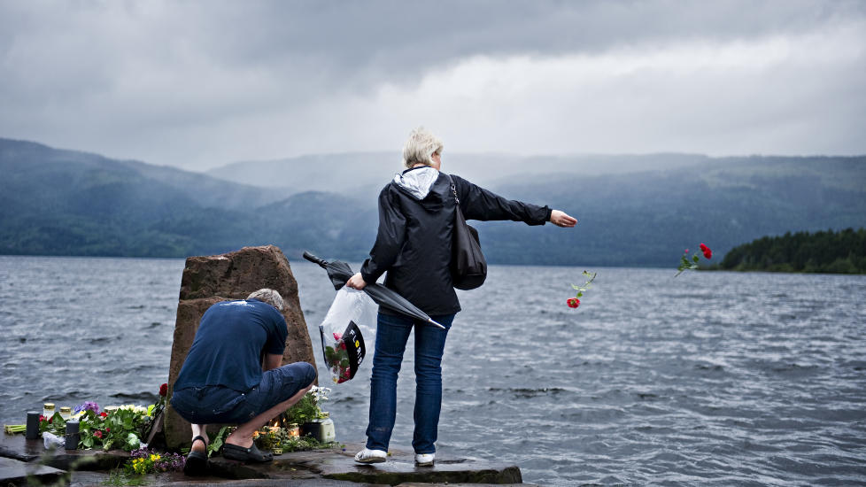 KASTET ROSER P� VANNET: S�rgende har bes�kt minnesmerket ved Utvika Camping de siste ukene. Til helga reiser p�r�rende ut p� Ut�ya. Foto: Benjamin A. Ward/ Dagbladet