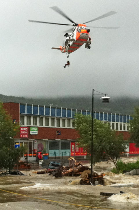 EVAKUERES: Flere personer i �len m�tte hentes ut med helikopter. 
Foto: Per Magne Moan / Scanpix