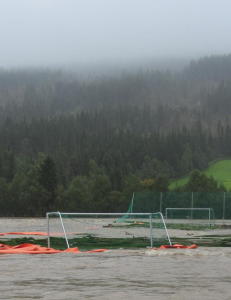 Denne fotballbanen ble skylt bort av flommen. To dager før åpningsfesten