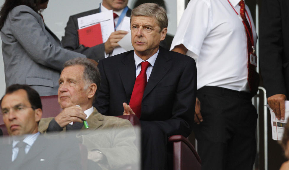 HOLDT P� I �N OMGANG: Arsene Wenger fikk en f�rstelagstreneren til � formidle beskjeder til assistenten fra tribunen, fram til Uefa forsto hva som skjedde. Foto: AFP/ IAN KINGTON