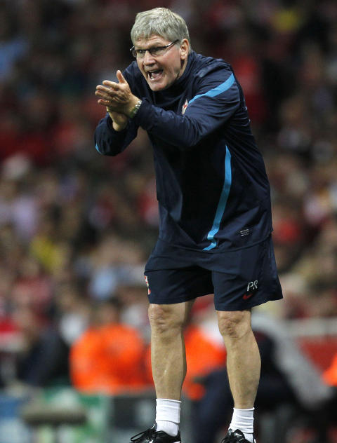 SJEF: Arsenal-assistant Pat Rice m�tte styre laget p� egenh�nd utover i 2. omgang. Foto: AFP/IAN KINGTON