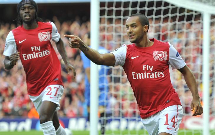 GOD START: Theo Walcott scoret seiersm�let etter fire minutter, og Arsenal m� bare unng� tap i returkampen for � g� til gruppespillet i Champions League. Foto: REUTERS/Toby Melville