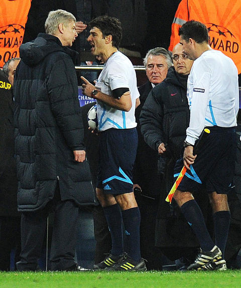 KRANGLET I BARCELONA: Wenger var utestengt etter en kraftig tirade mot Massimo Busacca i �ttendedelsfinalen i mars. Foto: AFP/Carl de Souza