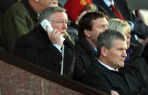 STOR, HVIT TELEFON: United-manager Alex Ferguson hadde lov til � ringe ned til benken da han var suspendert i Premier League i v�r. Foto: EPA/ROBIN PARKER