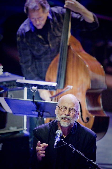 UNIK:  Per J�rgensens unike vokal bidro sterk til � gj�re �Magnetic Book�-konserten under Oslo Jazzfestival sensasjonelt bra. I bakgrunnen Bj�rn Kjellemyr, superbassist med repertoar fra jazz og rock til barokk. FOTO: BJ�RN LANGSEM/DAGBLADET