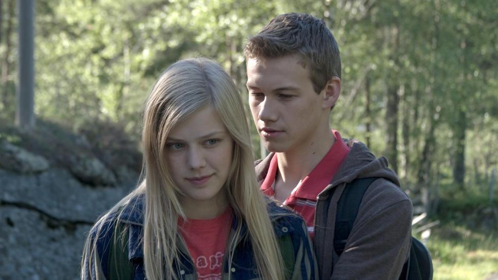 UNGT BEGJ�R: Alma (Helene Bergsholm) elsker og begj�rer Artur (Matias Myren). Men det er ikke s� mange ventiler for lidenskapen i Skoddeheimen i Sogn.