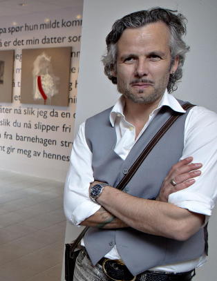 «... ettersom hun snakket, dro hun av seg kjole på kjole»