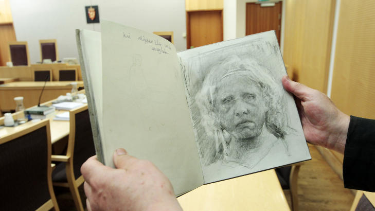 SELVPORTRETT: Den eksentriske kunstneren tegnet seg selv under hovedforhandlingen i Oslo tingrett 2. og 3. august. 
Foto: Erlend Aas / Scanpix .