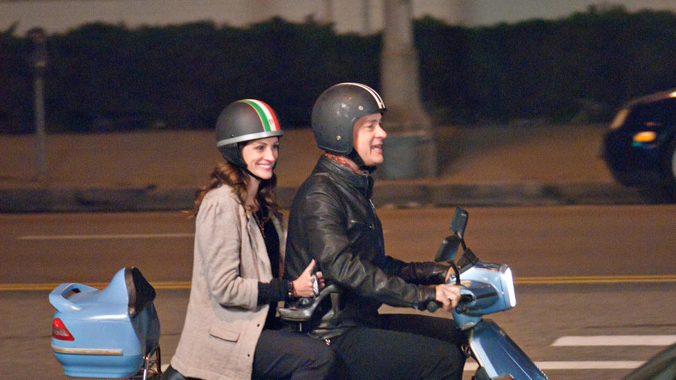 MEN HVORFOR DET, DA?: Hanks og Roberts er fremdeles gode p� � v�re glamor�st alminnelige, men romansen deres i �Det er aldri for sent, Larry Crowne� er ikke til � tro p�.