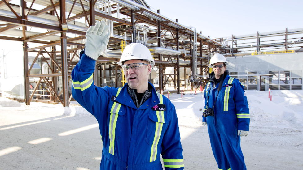 OLJESANDSTRID: Her er Statoils oljesandfasiliteter i Leismer i Canada. Til venstre Lars Christian Bacher, President of Canadian Operations. Foto: Gorm Kallestad / Scanpix