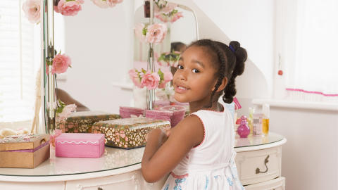 FLOTT DEKOR: Gi husets prinsesse henens eget sminkebord med et flott speil. Foto: www.colourbox.com