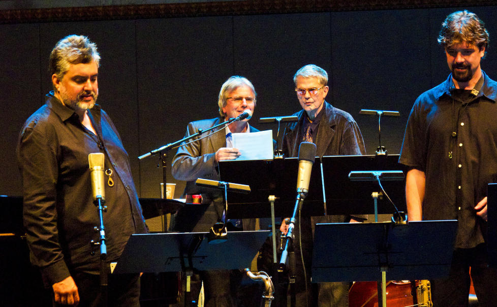 TOLKING: Charlie Haden kalte opp festivalsjef Edvard Askeland for � assistere med uttalen av tittelen p� ekstranummeret, Carla Bleys �Utviklingssang�, inspirert av Mard�la-oppr�ret.** Tony Malaby (tv) og Chris Cheek biv�ner opptrinnet. FOTO: TERJE MOSNES