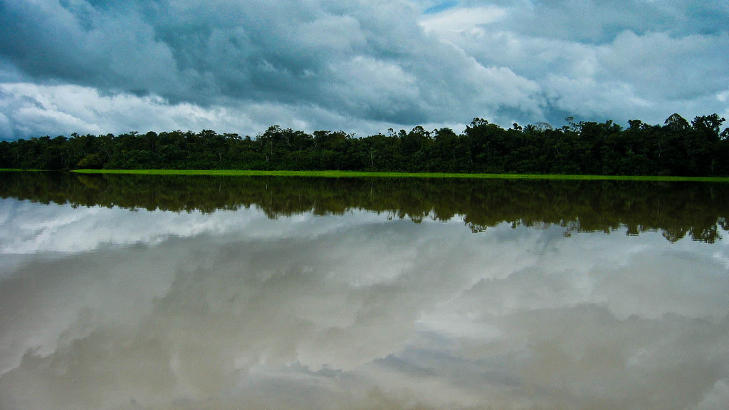  AMAZONAS:  Himmelen speiler seg i Amazonaselva. Foto: 
SHAAN HURLEY/CREATIVE COMMONS