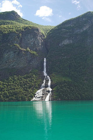  GEIRANGERFJORDEN: Blant fossefallene er �Friaren� et vakkert innslag. Foto: 

SAIPAL/CREATIVE COMMONS