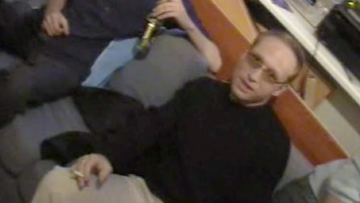 2002: Anders Behring Breivik p� fest med medlemmer i Fpu. P� dette tidspunktet jobbet han med telefonsalg i Oslo. Foto: Privat