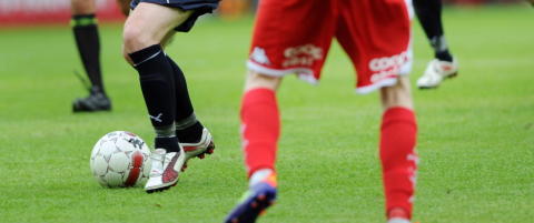 Brann utestenger steinkaster