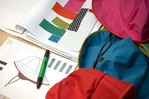 PÅ KONTORET: Målet med designen er at folk skal føle seg fine, også i regnet. Foto: Tor Erik H. Mathiesen PÅ KONTORET: Målet med designen er at folk skal føle seg fine, også i regnet. Foto: Tor Erik H. Mathiesen