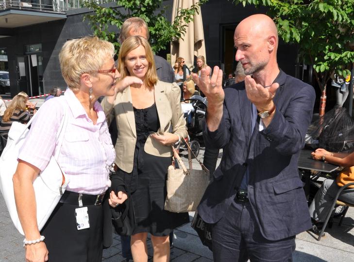 KONKURRANSEN ER I GANG: Liv Signe Navarsete lanserte i dag konkurransen Statens pris for attraktivt tettsted. Juryformann Erling Dokk Holm mener tettstedsutvikling i Norge er fors�mt, og h�per at prisen vil v�re med til inspirasjon for norske tettsteder. Foto: Kommunal- og regionaldepartementet.