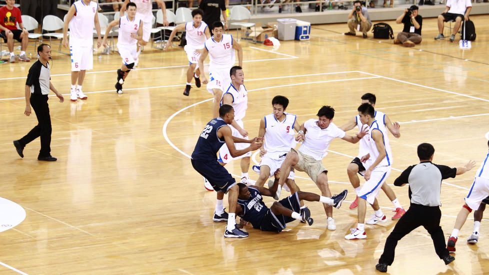 D�RLIG STEMNING: Det liknet ikke akkurat p� en vennskapskamp da Georgetown-spillerne barket sammen med kinesiske Bayi i Kina i dag.Foto: SCANPIX/REUTERS/China Daily