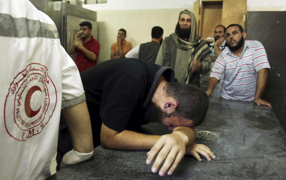 I SORG: Palestinere s�rger p� et sykehus i Gaza etter det israelske gjengjeldelsesangrepet. Foto: ABU MUSTAFA / REUTERS / SCANPIX