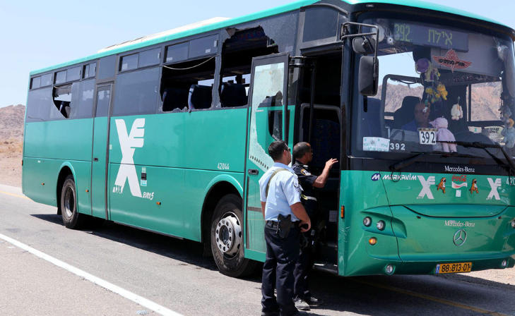 GJENNOMHULLET: Politifolk snakker med sj�f�ren p� en av de israelske bussene som ble angrepet tidligere i dag. Foto: YEHUDA BEN ITA / AFP / SCANPIX